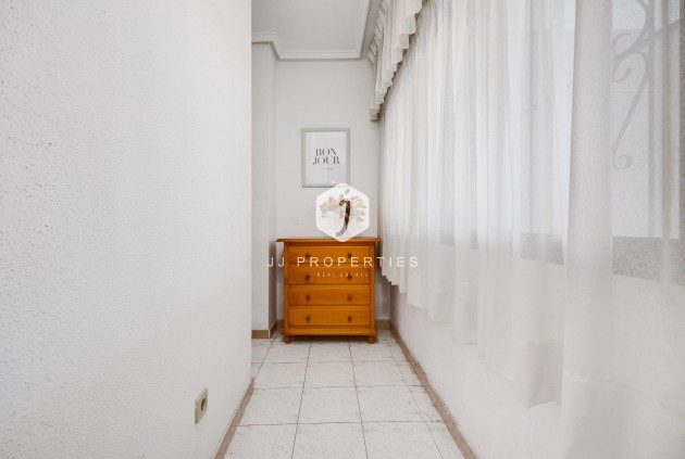 Z drugiej ręki - Mieszkanie w bloku -
Torrevieja - Estacion de autobuses