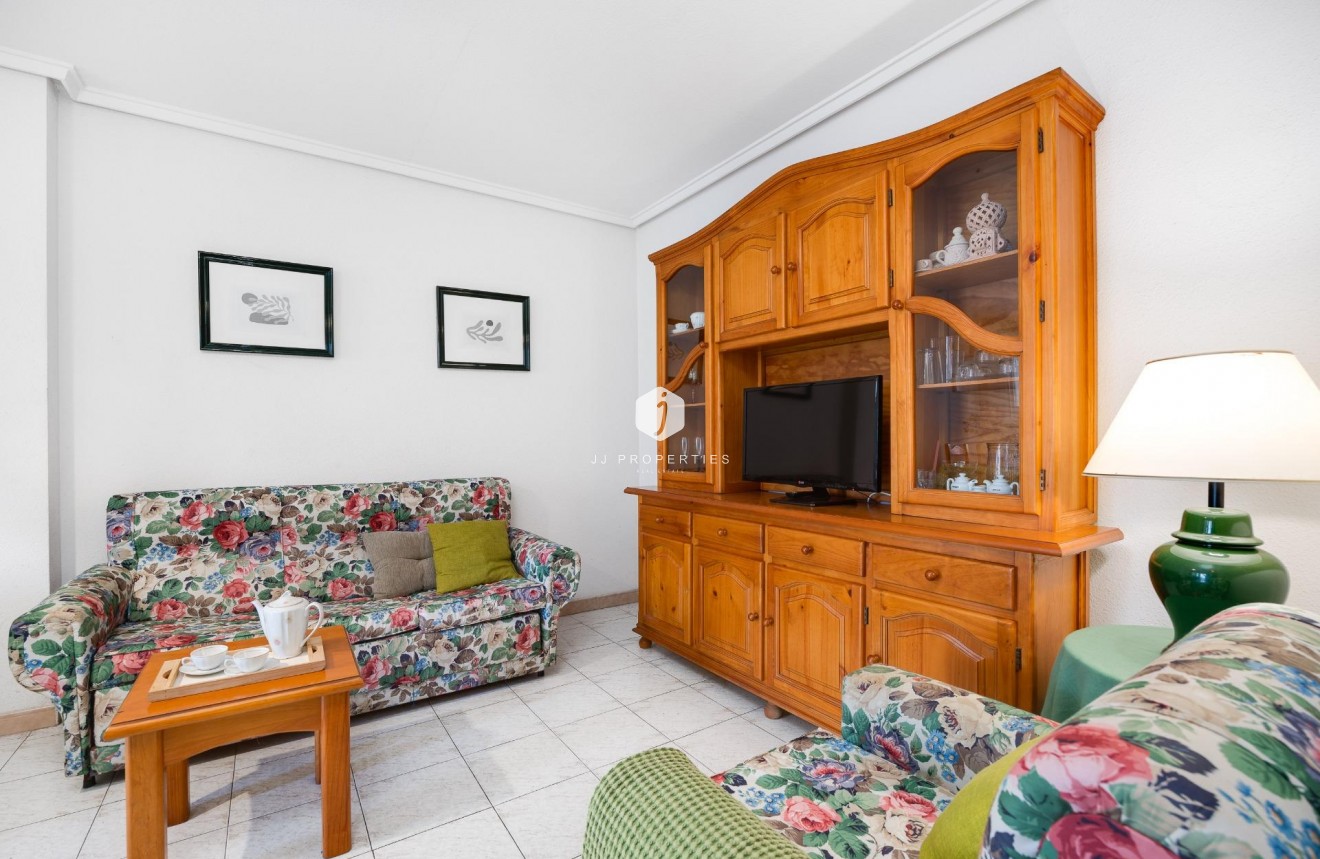 Z drugiej ręki - Mieszkanie w bloku -
Torrevieja - Estacion de autobuses