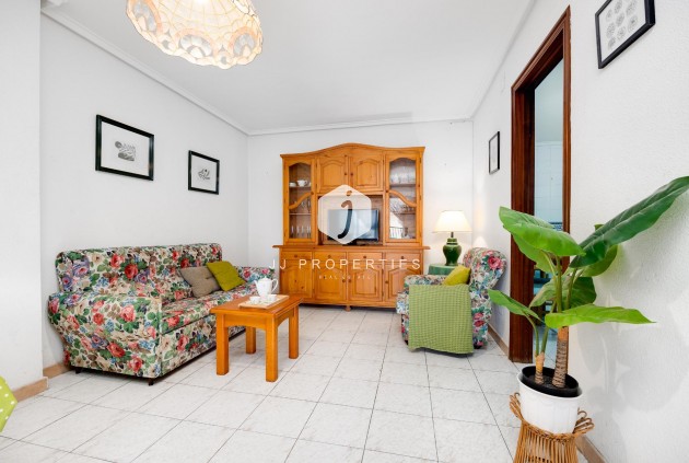 Z drugiej ręki - Mieszkanie w bloku -
Torrevieja - Estacion de autobuses