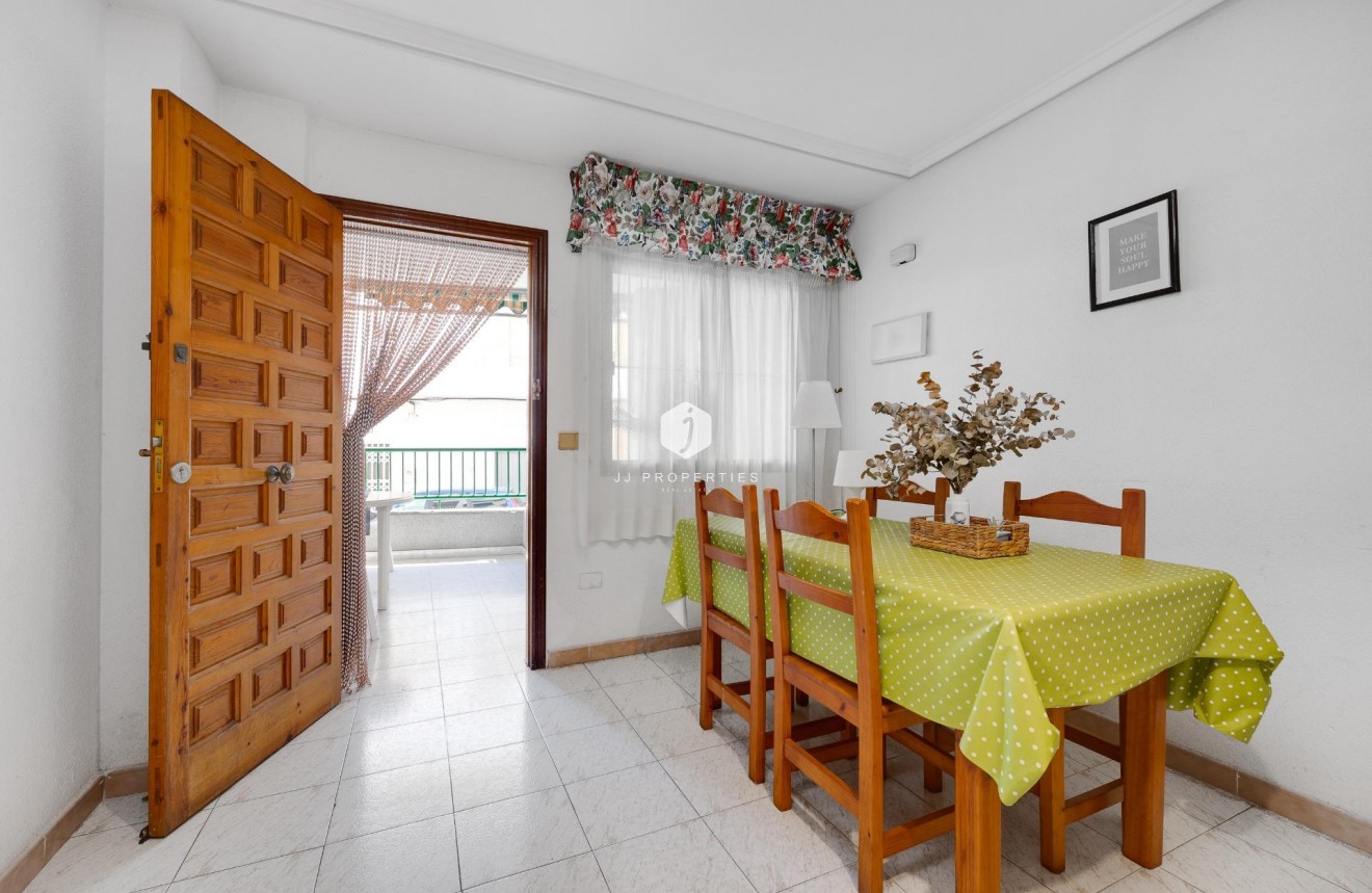 Z drugiej ręki - Mieszkanie w bloku -
Torrevieja - Estacion de autobuses