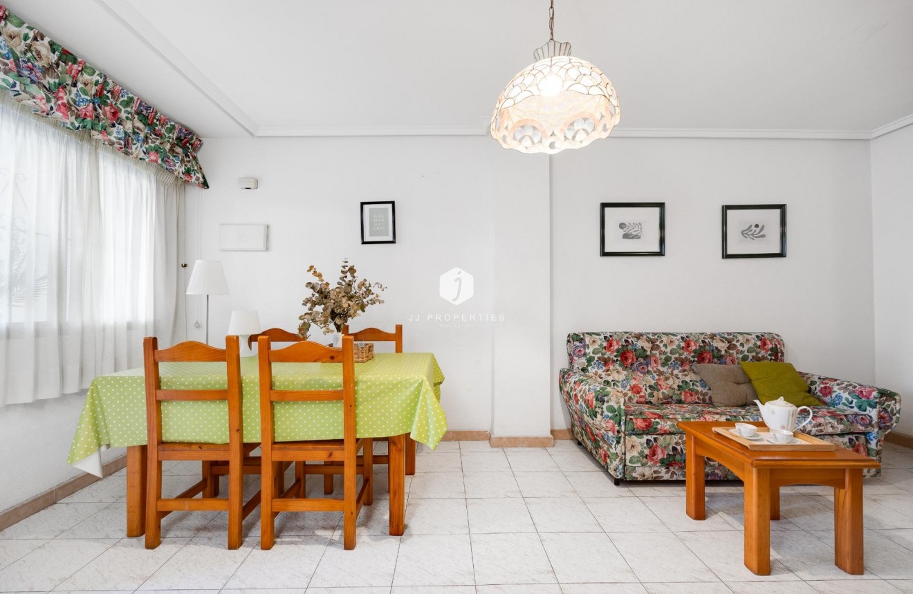 Z drugiej ręki - Mieszkanie w bloku -
Torrevieja - Estacion de autobuses