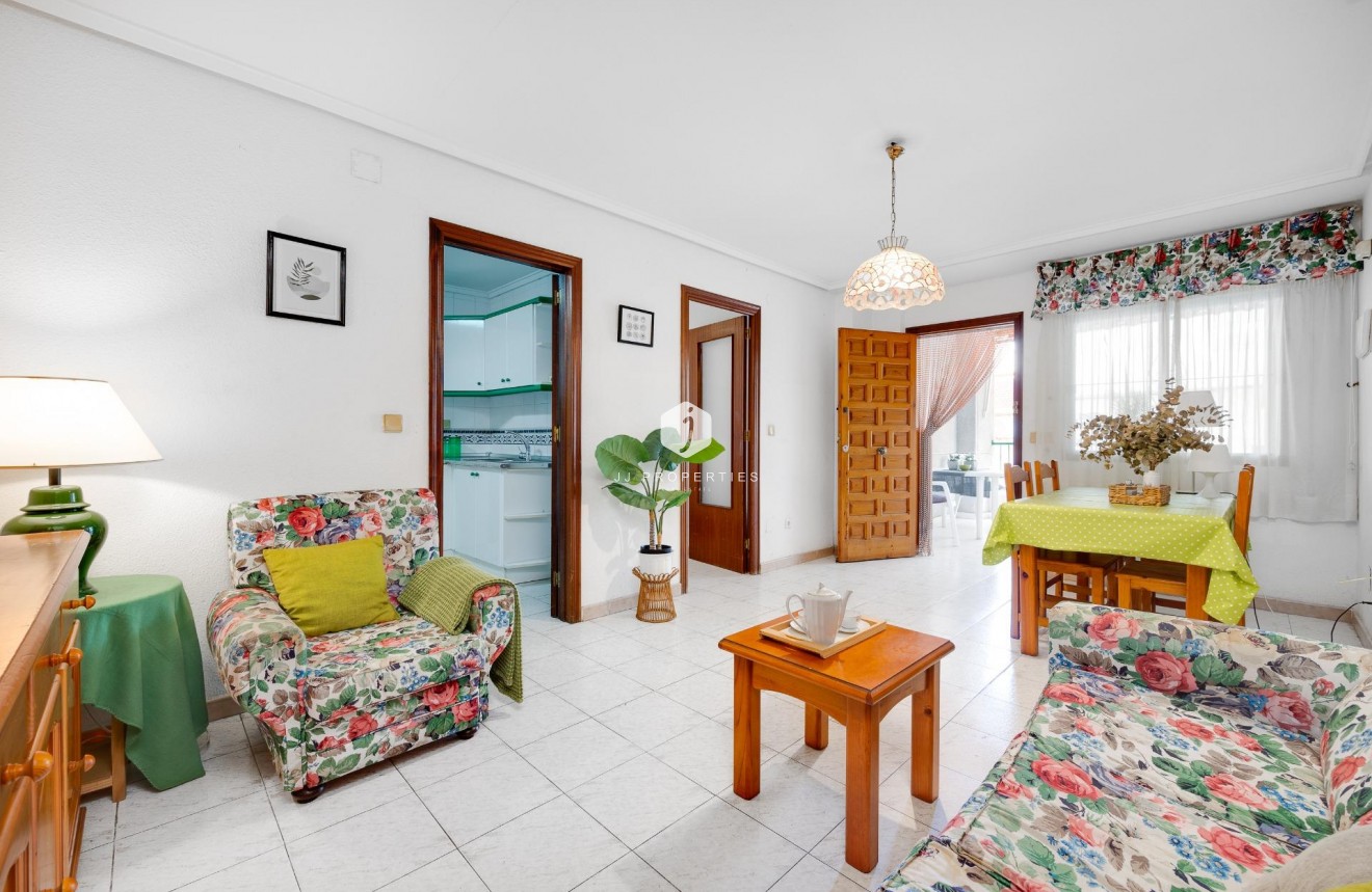 Z drugiej ręki - Mieszkanie w bloku -
Torrevieja - Estacion de autobuses