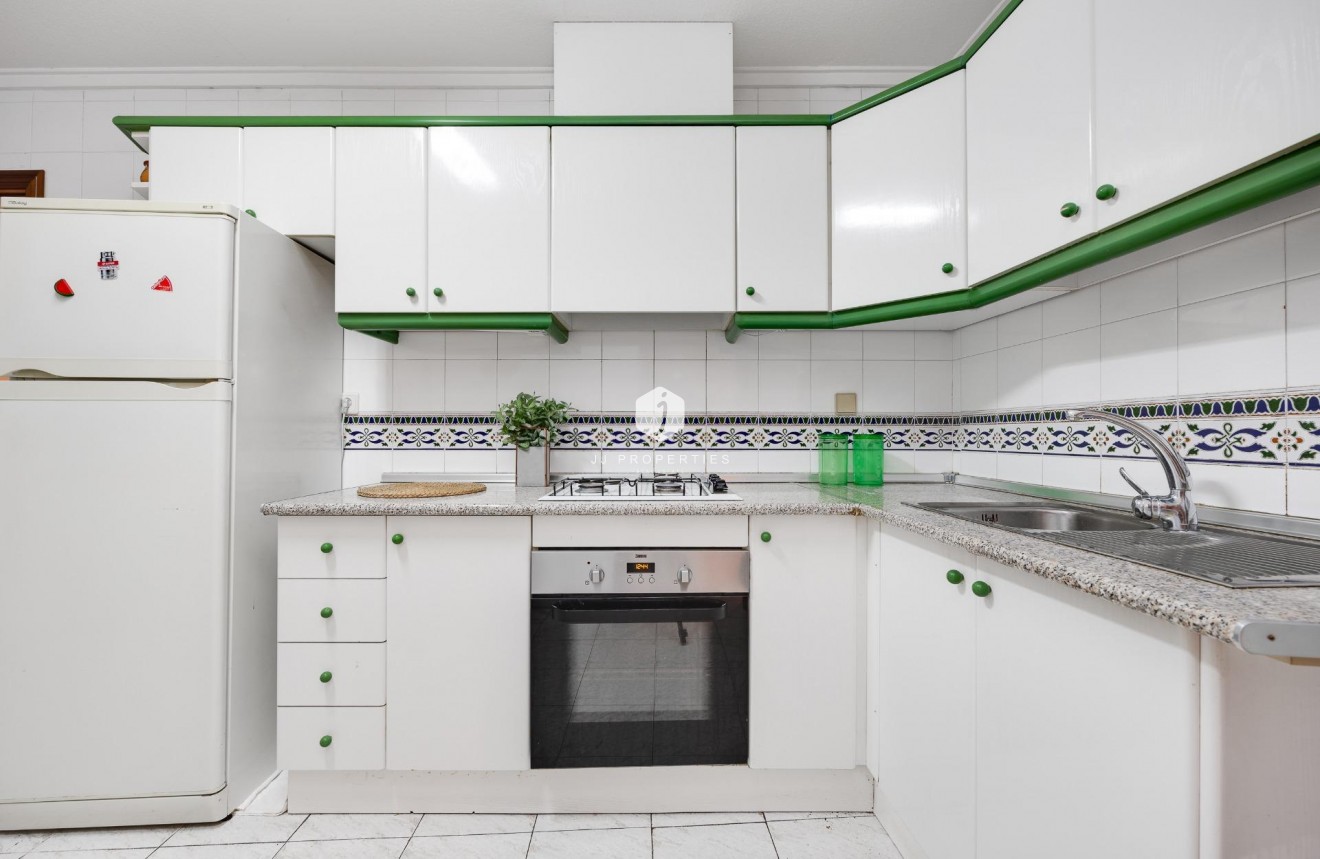 Z drugiej ręki - Mieszkanie w bloku -
Torrevieja - Estacion de autobuses