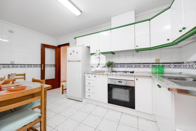 Z drugiej ręki - Mieszkanie w bloku -
Torrevieja - Estacion de autobuses