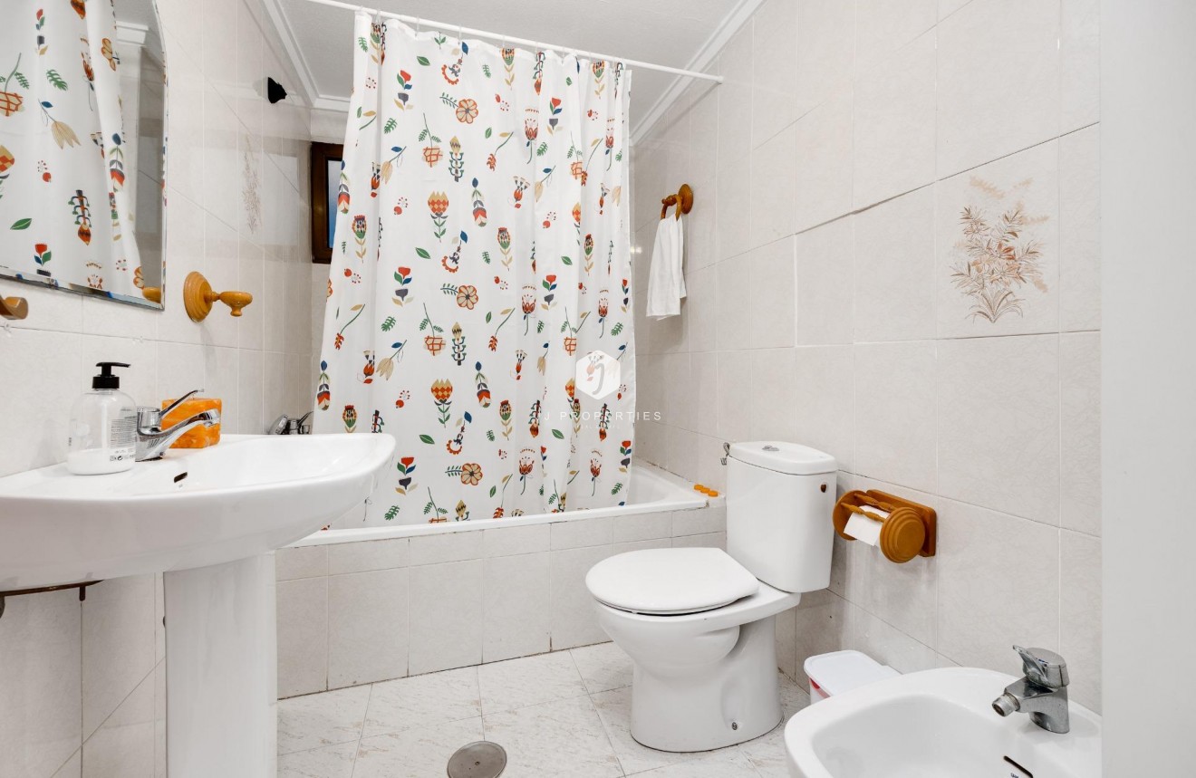 Z drugiej ręki - Mieszkanie w bloku -
Torrevieja - Estacion de autobuses