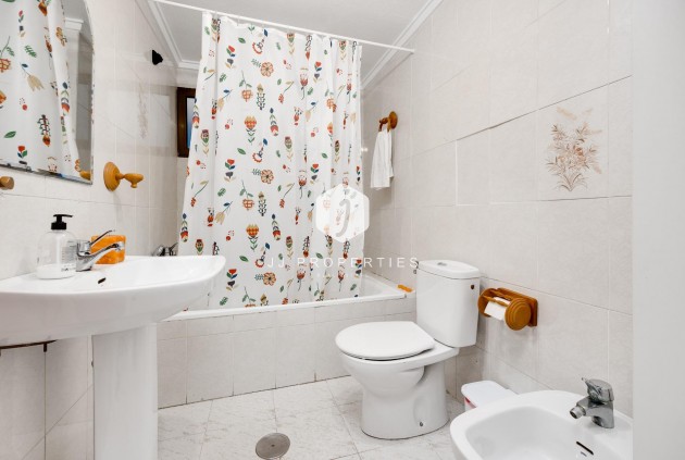 Z drugiej ręki - Mieszkanie w bloku -
Torrevieja - Estacion de autobuses