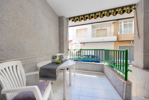 Z drugiej ręki - Mieszkanie w bloku -
Torrevieja - Estacion de autobuses