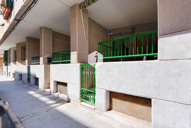 Z drugiej ręki - Mieszkanie w bloku -
Torrevieja - Estacion de autobuses