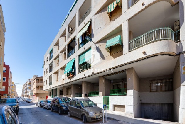 Z drugiej ręki - Mieszkanie w bloku -
Torrevieja - Estacion de autobuses
