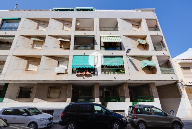 Z drugiej ręki - Mieszkanie w bloku -
Torrevieja - Estacion de autobuses