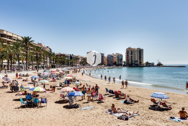 Z drugiej ręki - Mieszkanie w bloku -
Torrevieja - Estacion de autobuses