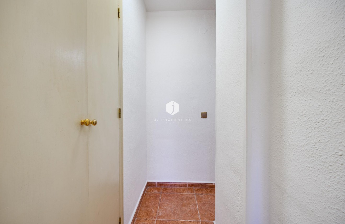 Z drugiej ręki - Mieszkanie w bloku -
Torrevieja - Playa de los Naufragos