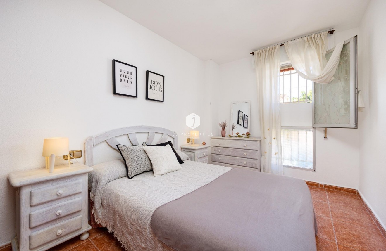 Z drugiej ręki - Mieszkanie w bloku -
Torrevieja - Playa de los Naufragos