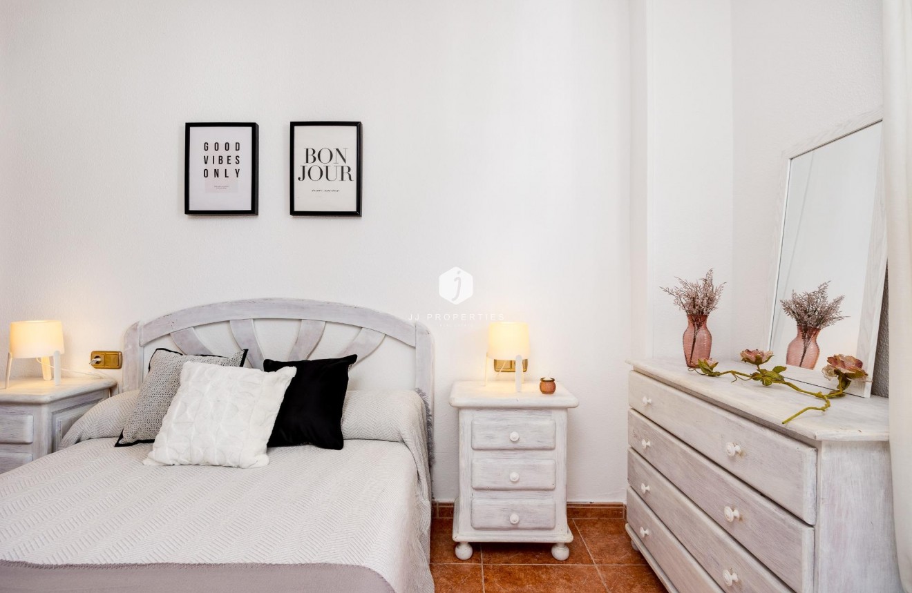 Z drugiej ręki - Mieszkanie w bloku -
Torrevieja - Playa de los Naufragos