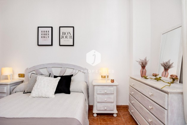 Z drugiej ręki - Mieszkanie w bloku -
Torrevieja - Playa de los Naufragos