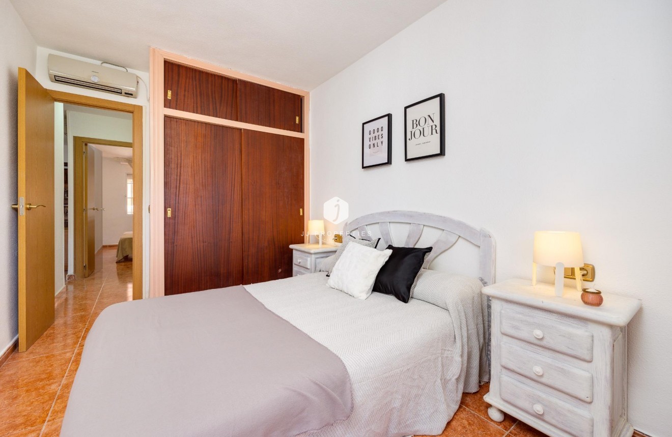 Z drugiej ręki - Mieszkanie w bloku -
Torrevieja - Playa de los Naufragos