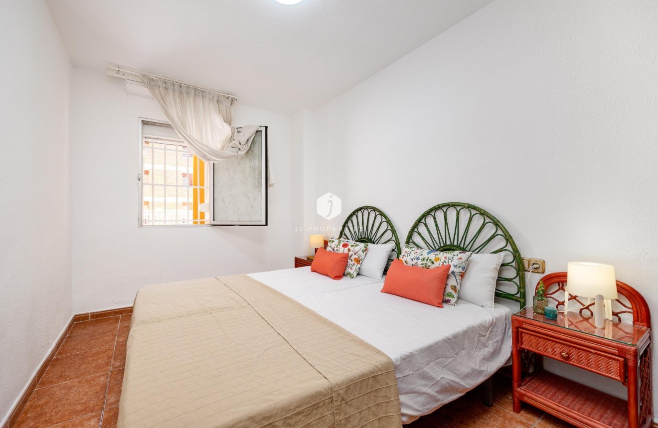 Z drugiej ręki - Mieszkanie w bloku -
Torrevieja - Playa de los Naufragos