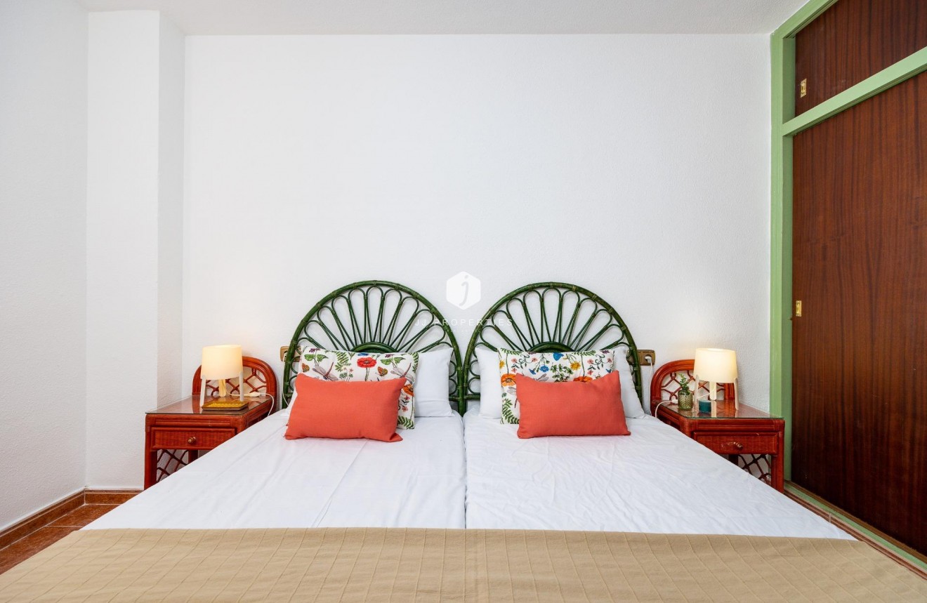 Z drugiej ręki - Mieszkanie w bloku -
Torrevieja - Playa de los Naufragos