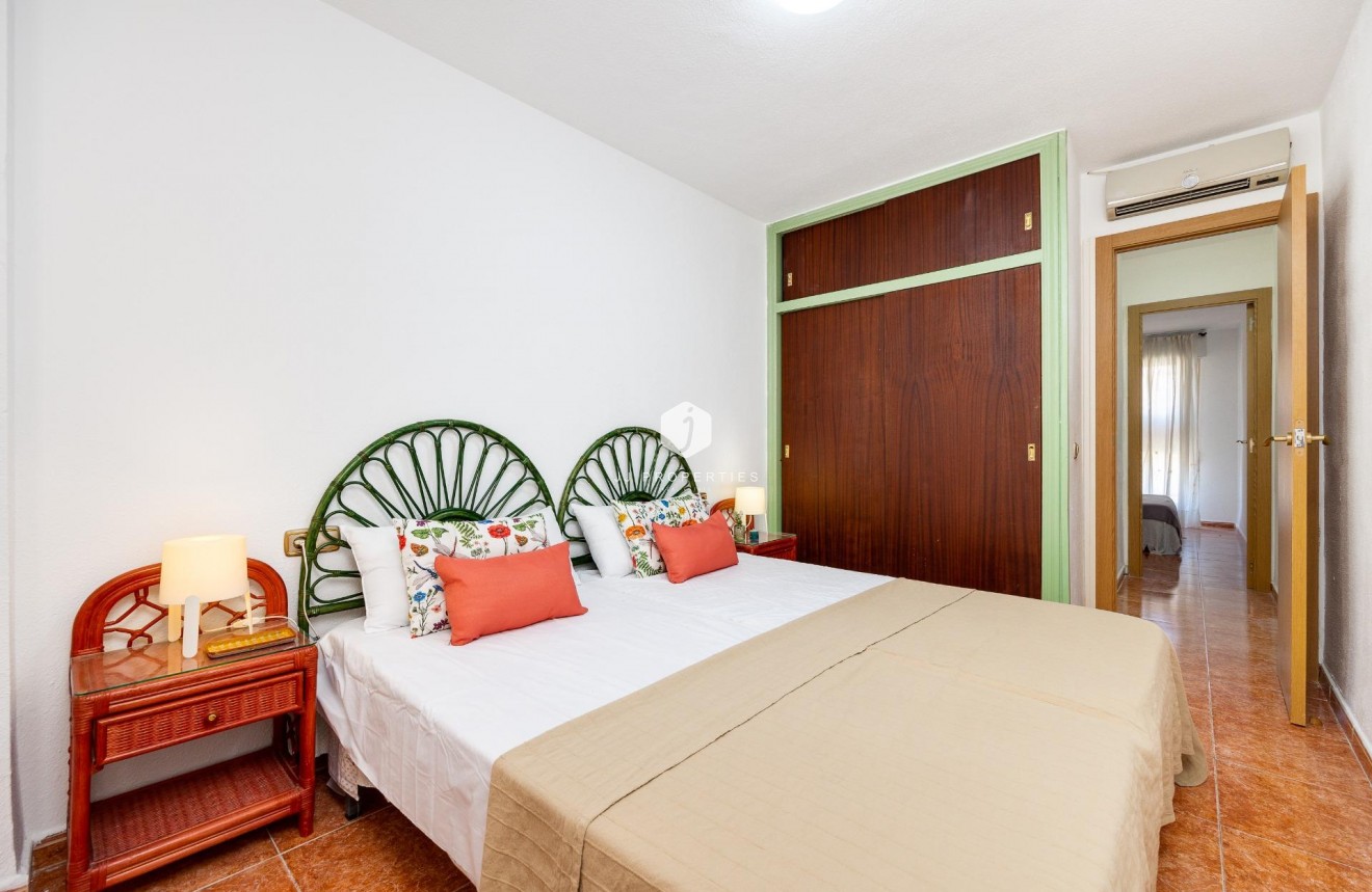 Z drugiej ręki - Mieszkanie w bloku -
Torrevieja - Playa de los Naufragos