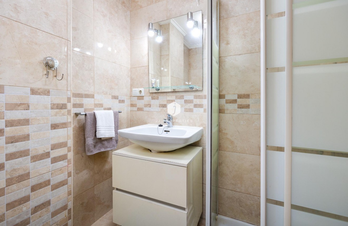 Z drugiej ręki - Mieszkanie w bloku -
Torrevieja - Playa de los Naufragos