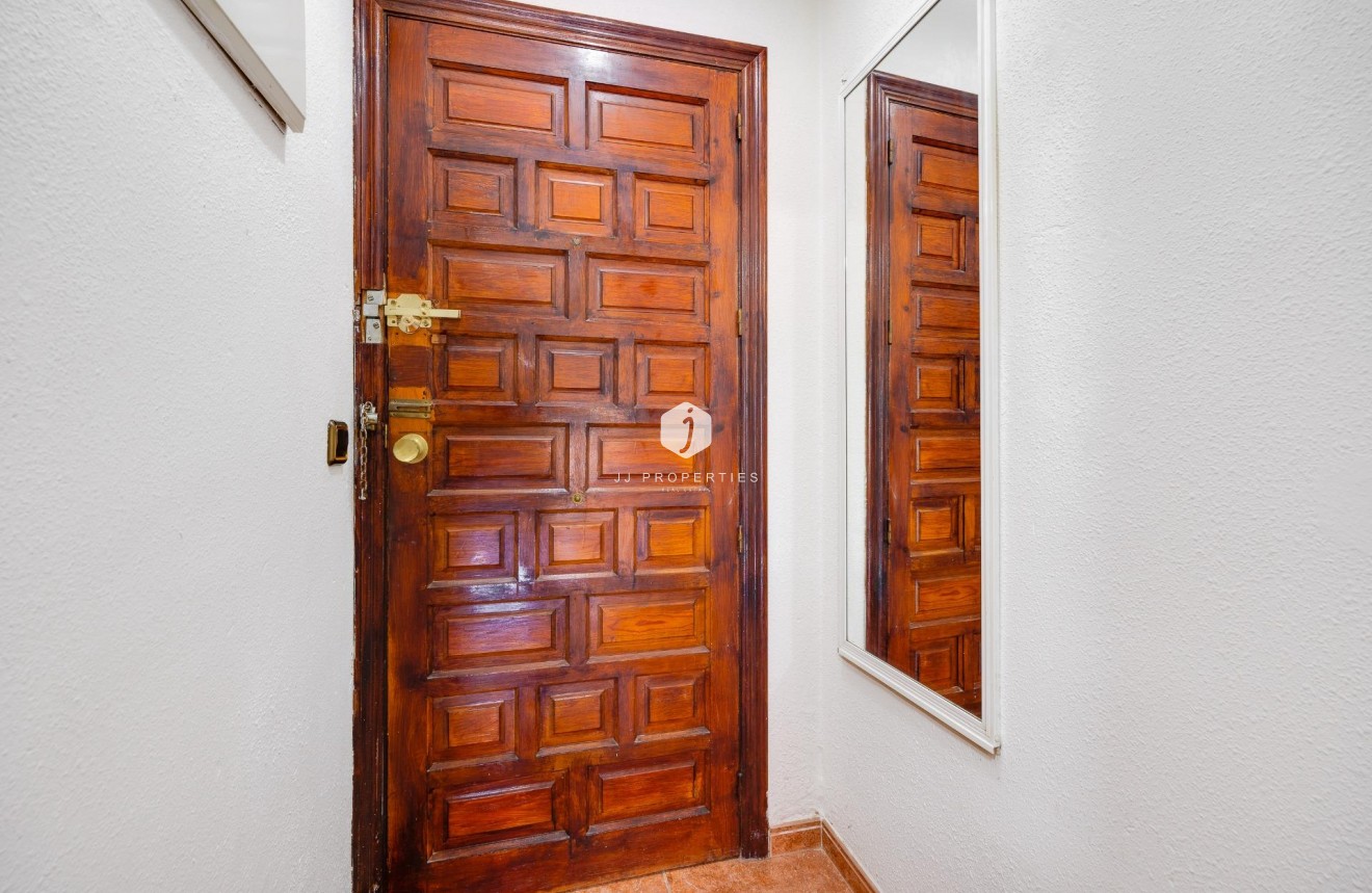 Z drugiej ręki - Mieszkanie w bloku -
Torrevieja - Playa de los Naufragos