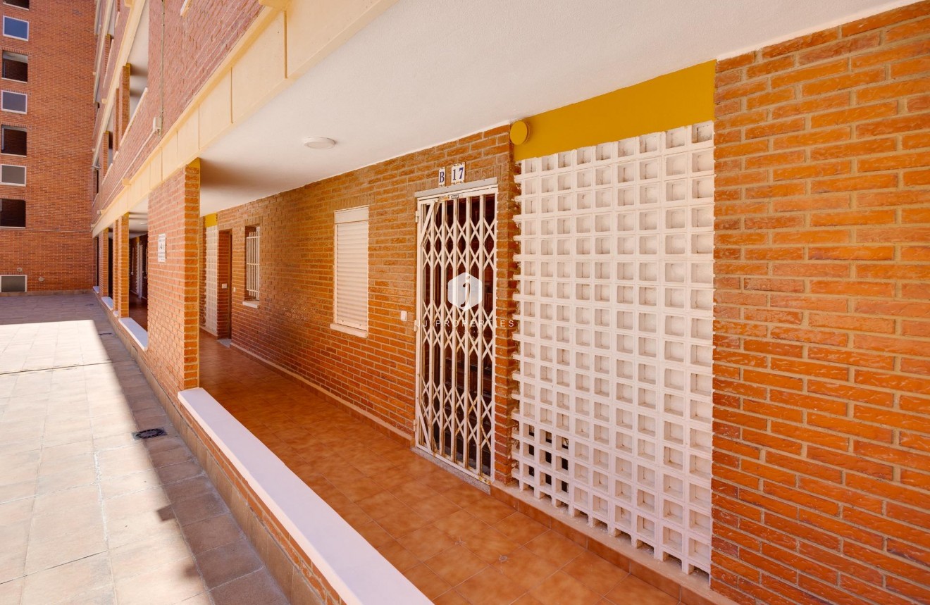 Z drugiej ręki - Mieszkanie w bloku -
Torrevieja - Playa de los Naufragos