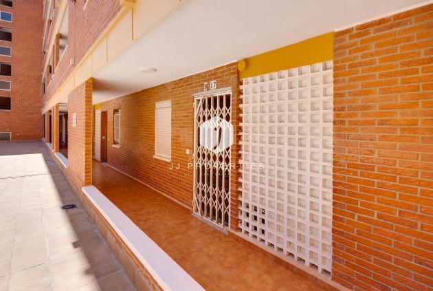 Z drugiej ręki - Mieszkanie w bloku -
Torrevieja - Playa de los Naufragos