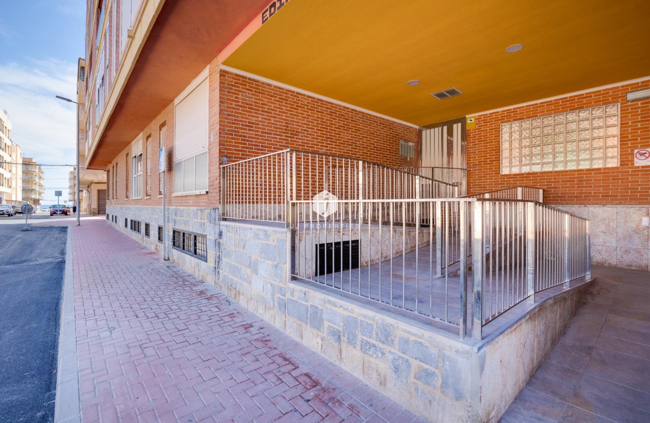 Z drugiej ręki - Mieszkanie w bloku -
Torrevieja - Playa de los Naufragos