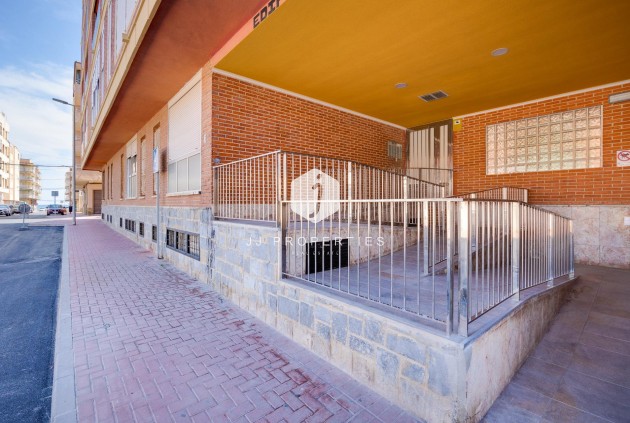 Z drugiej ręki - Mieszkanie w bloku -
Torrevieja - Playa de los Naufragos