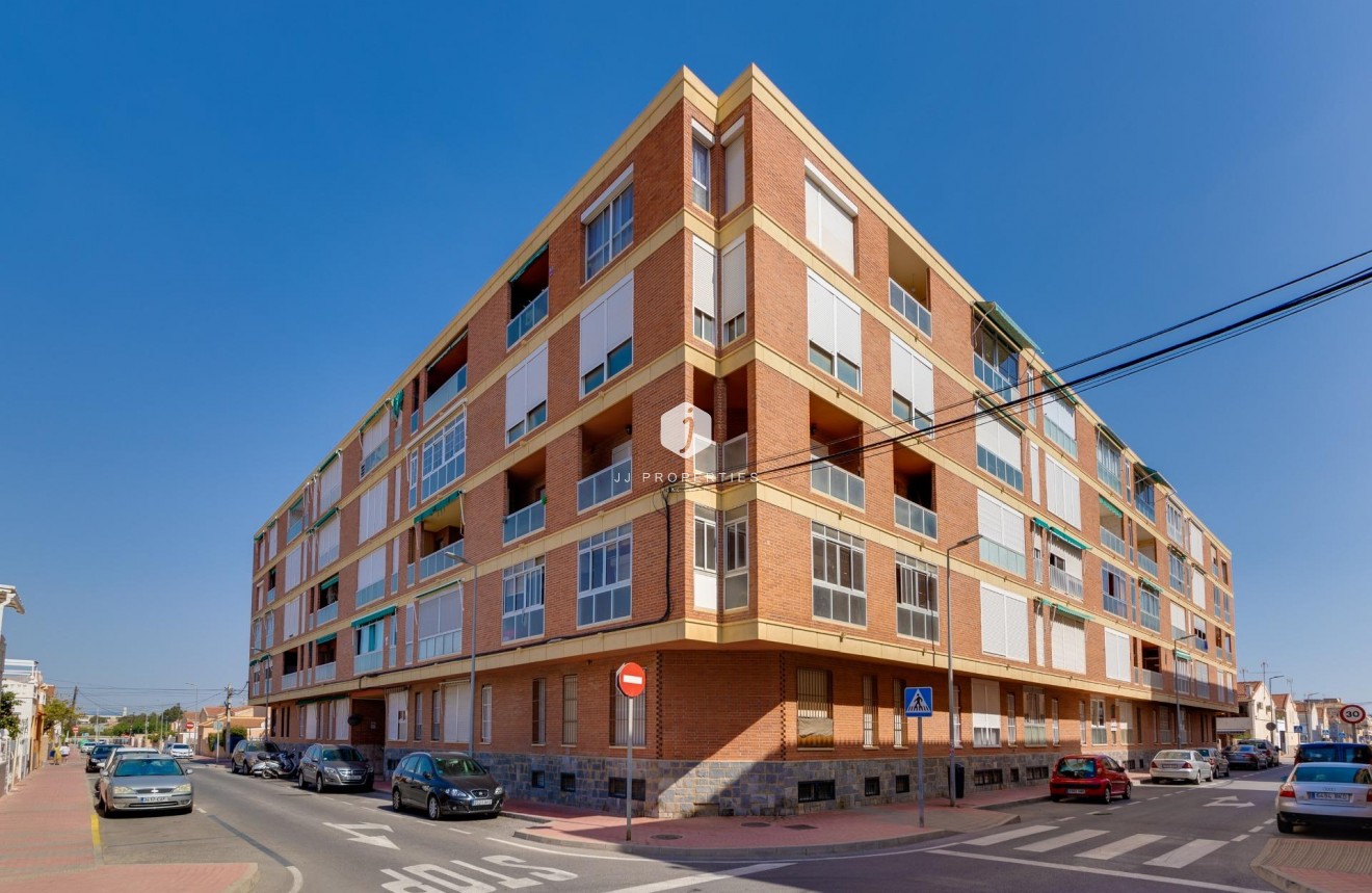 Z drugiej ręki - Mieszkanie w bloku -
Torrevieja - Playa de los Naufragos