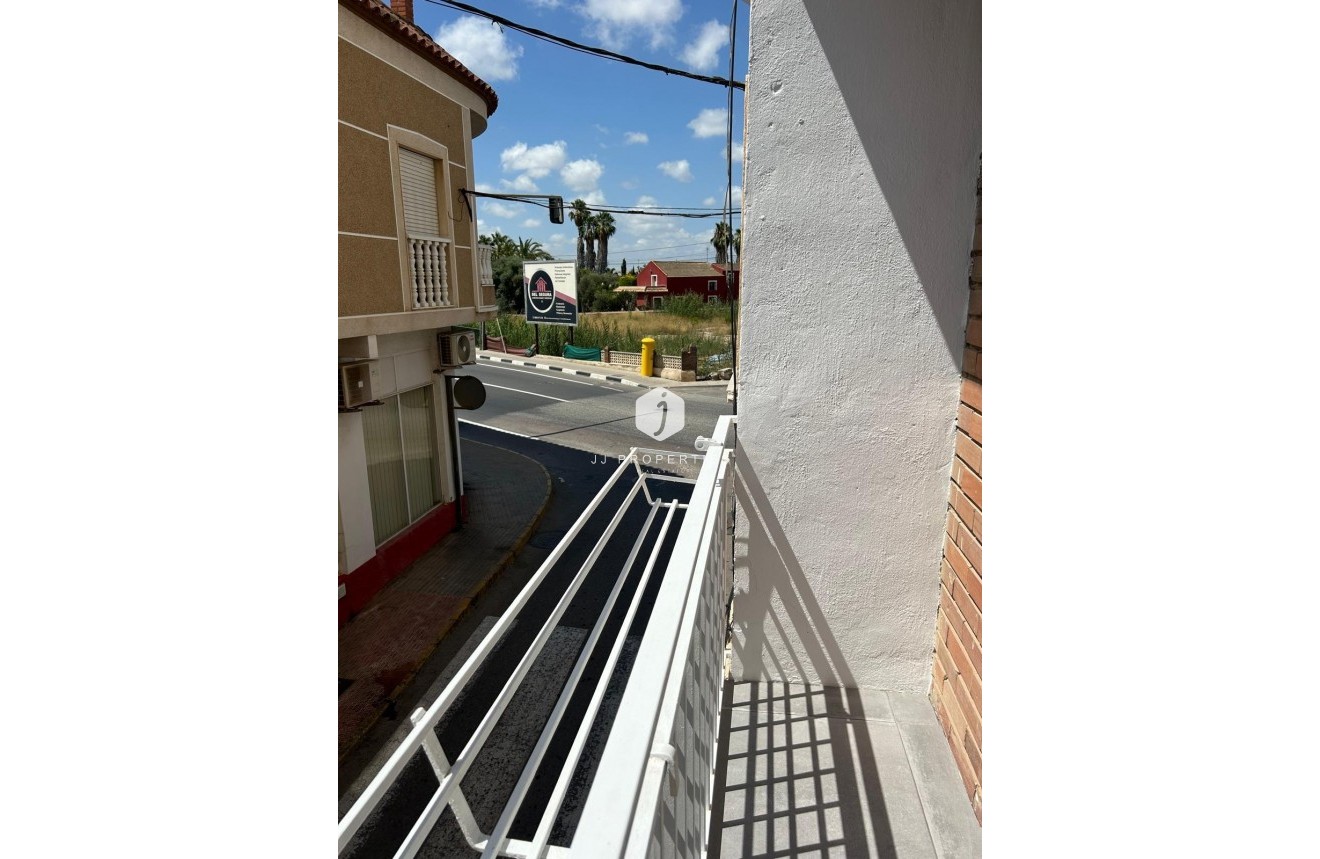 Aus zweiter Hand - Wohnung -
Dolores - Dolores - Town