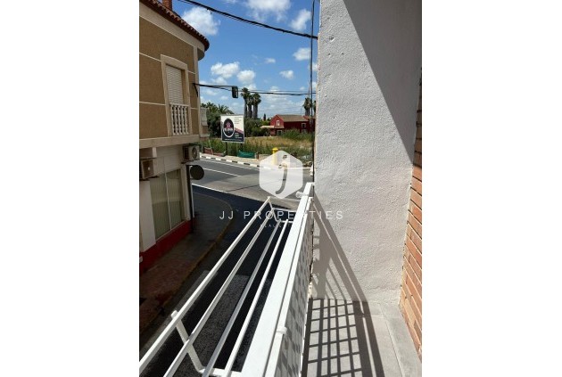 Aus zweiter Hand - Wohnung -
Dolores - Dolores - Town