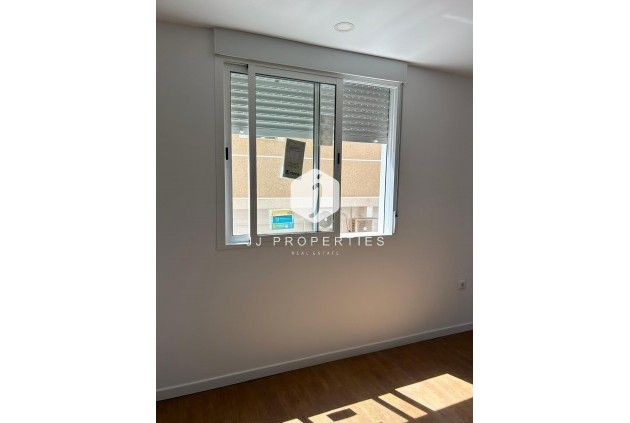 Aus zweiter Hand - Wohnung -
Dolores - Dolores - Town