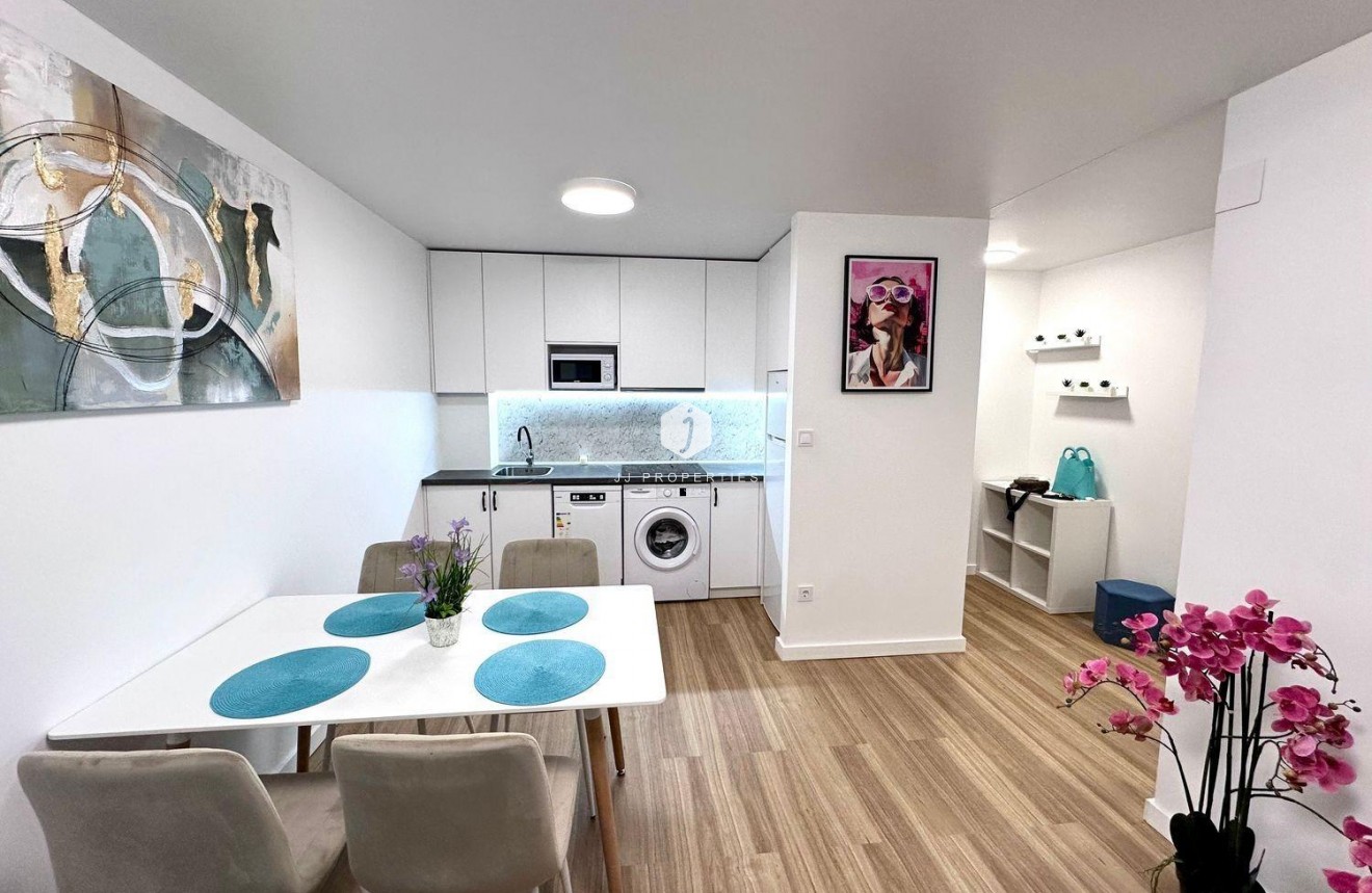 Z drugiej ręki - Mieszkanie w bloku -
Torrevieja - Estacion de autobuses