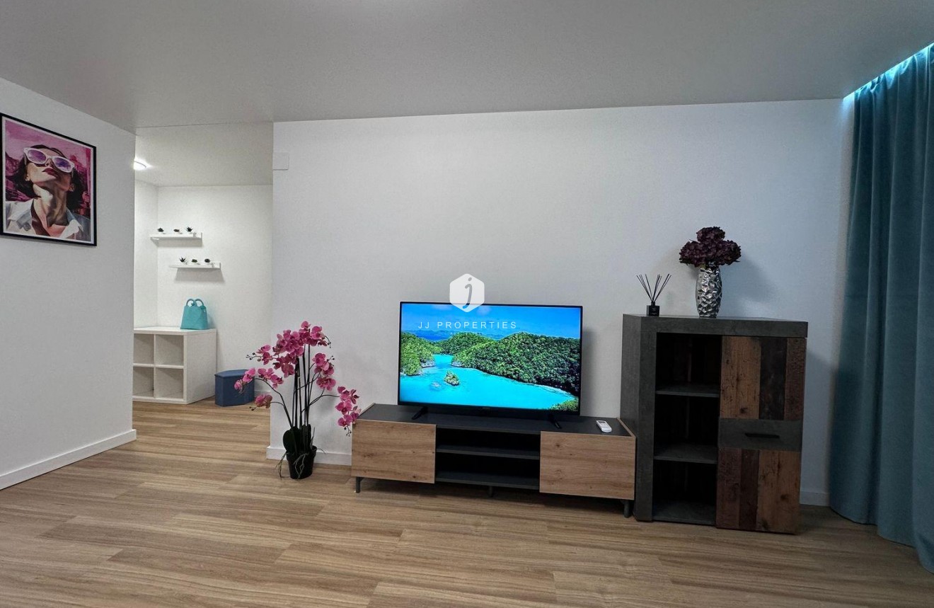 Z drugiej ręki - Mieszkanie w bloku -
Torrevieja - Estacion de autobuses