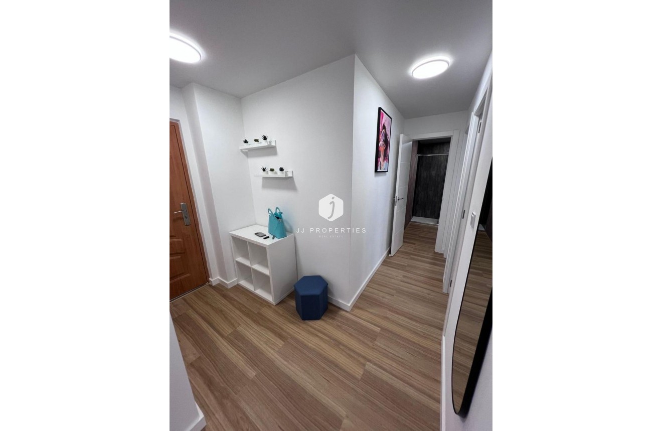 Z drugiej ręki - Mieszkanie w bloku -
Torrevieja - Estacion de autobuses