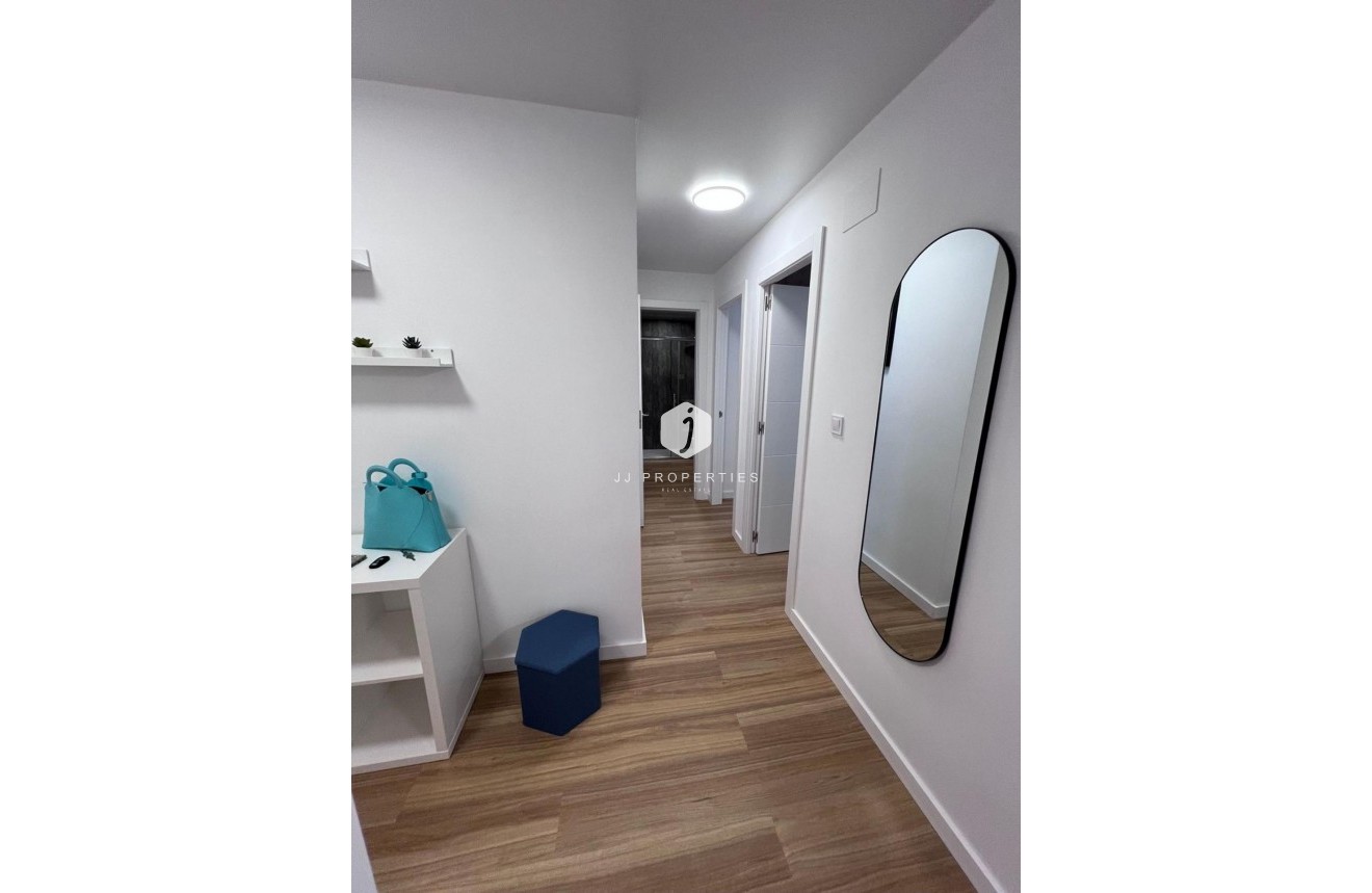 Z drugiej ręki - Mieszkanie w bloku -
Torrevieja - Estacion de autobuses