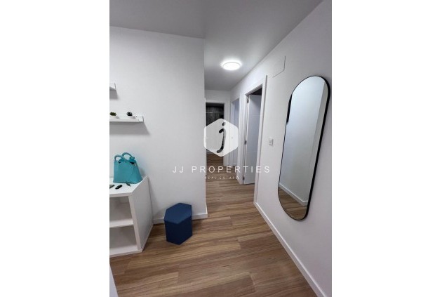 Z drugiej ręki - Mieszkanie w bloku -
Torrevieja - Estacion de autobuses