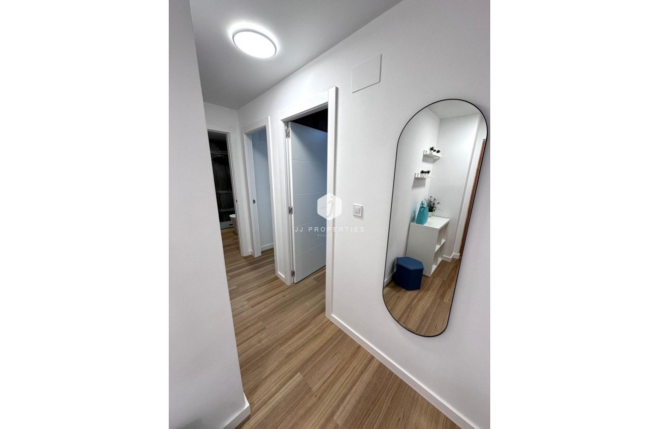 Z drugiej ręki - Mieszkanie w bloku -
Torrevieja - Estacion de autobuses