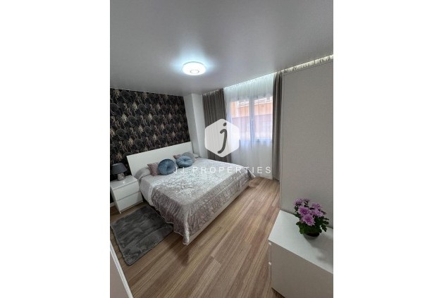 Z drugiej ręki - Mieszkanie w bloku -
Torrevieja - Estacion de autobuses