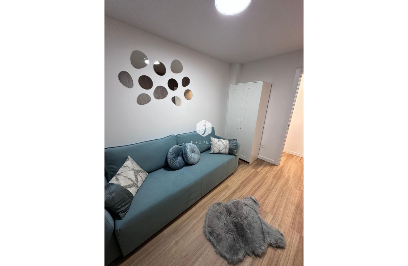 Z drugiej ręki - Mieszkanie w bloku -
Torrevieja - Estacion de autobuses