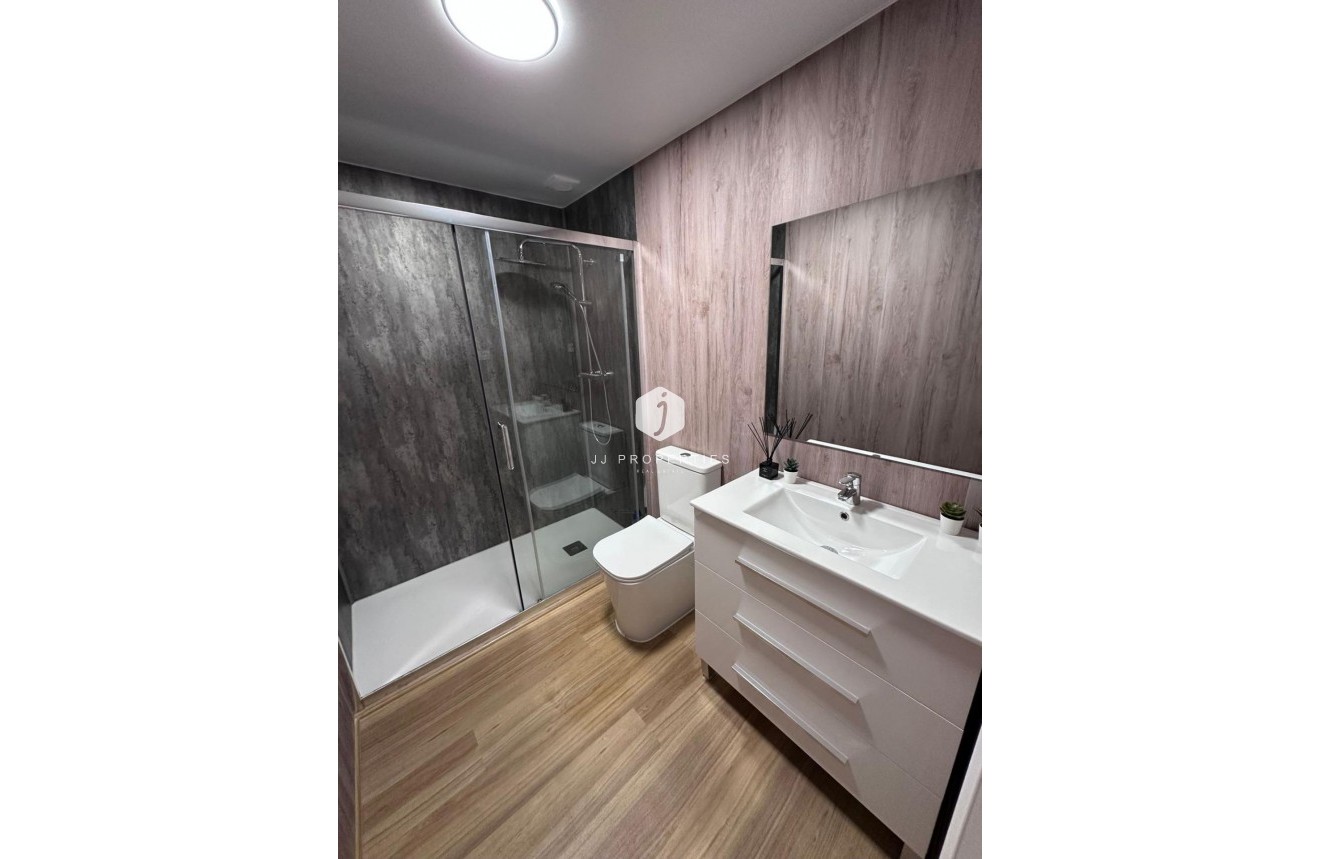 Z drugiej ręki - Mieszkanie w bloku -
Torrevieja - Estacion de autobuses