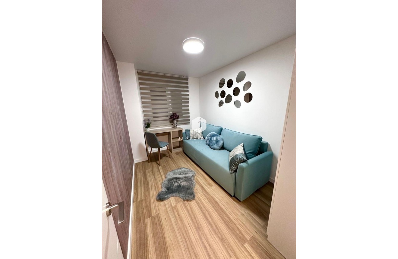 Z drugiej ręki - Mieszkanie w bloku -
Torrevieja - Estacion de autobuses