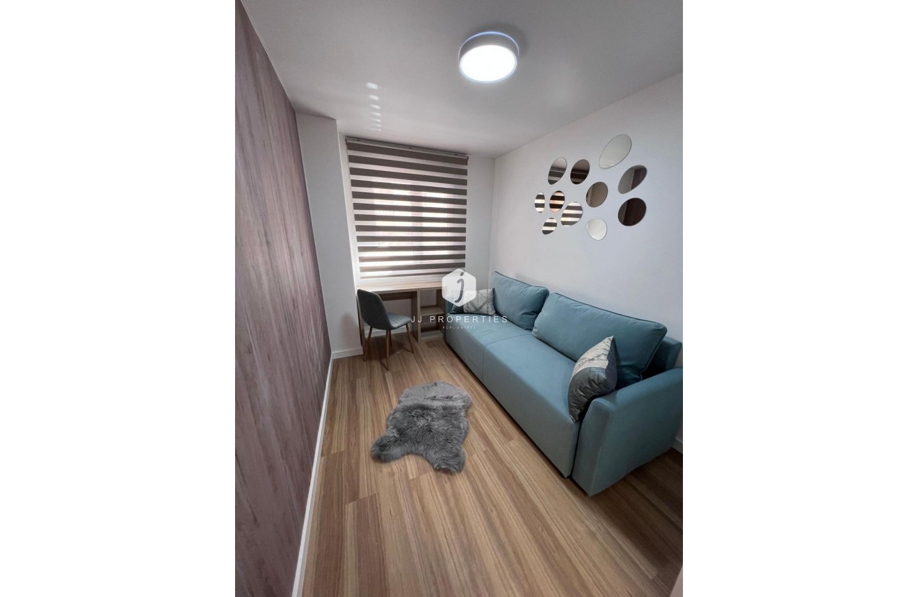 Z drugiej ręki - Mieszkanie w bloku -
Torrevieja - Estacion de autobuses