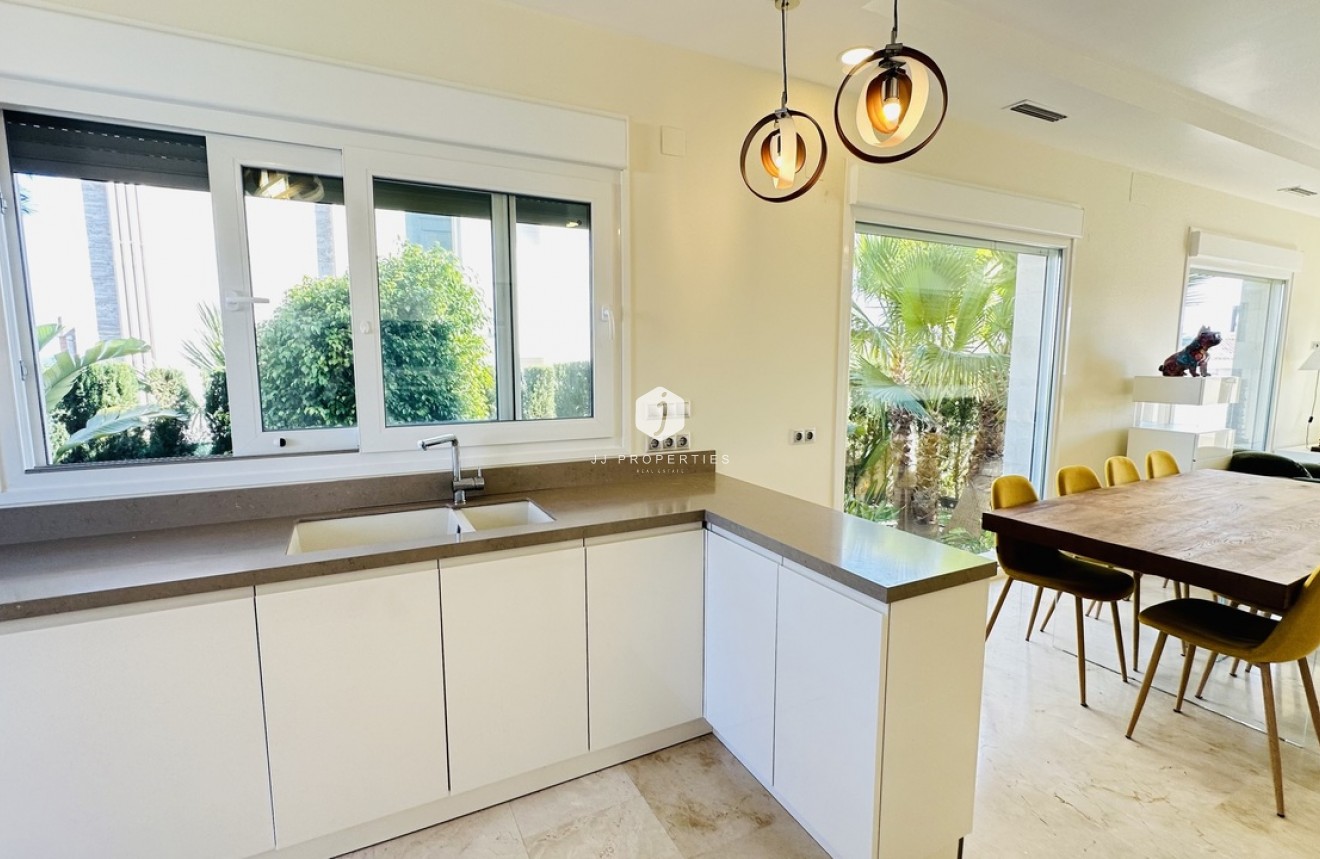 Tweedehands - Villa -
La Zenia - Costa Blanca