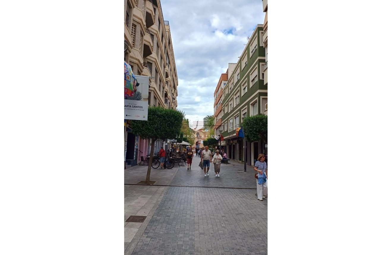 Resale - Villa -
Torrevieja