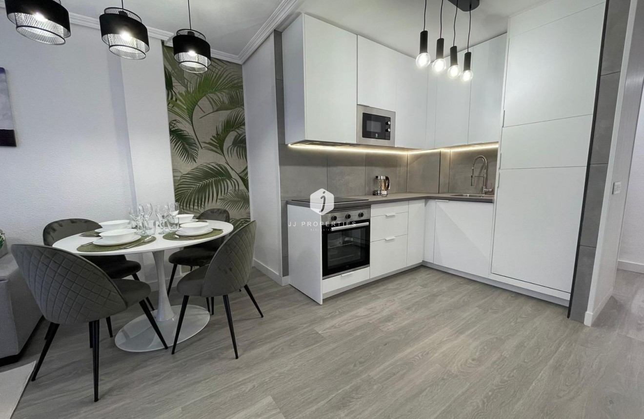 Segunda mano - Apartamento / piso -
Torrevieja - Centro