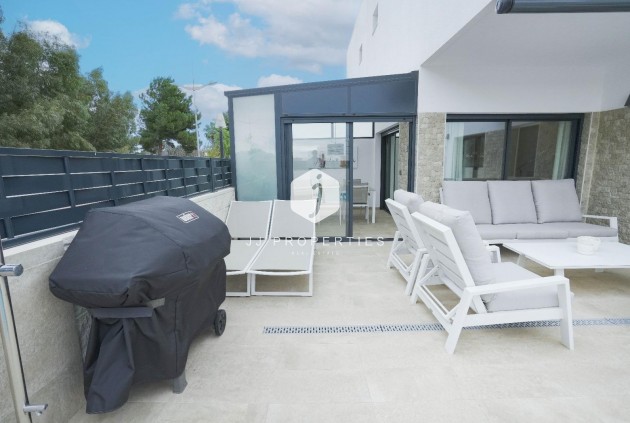 Z drugiej ręki - Villa -
Dolores