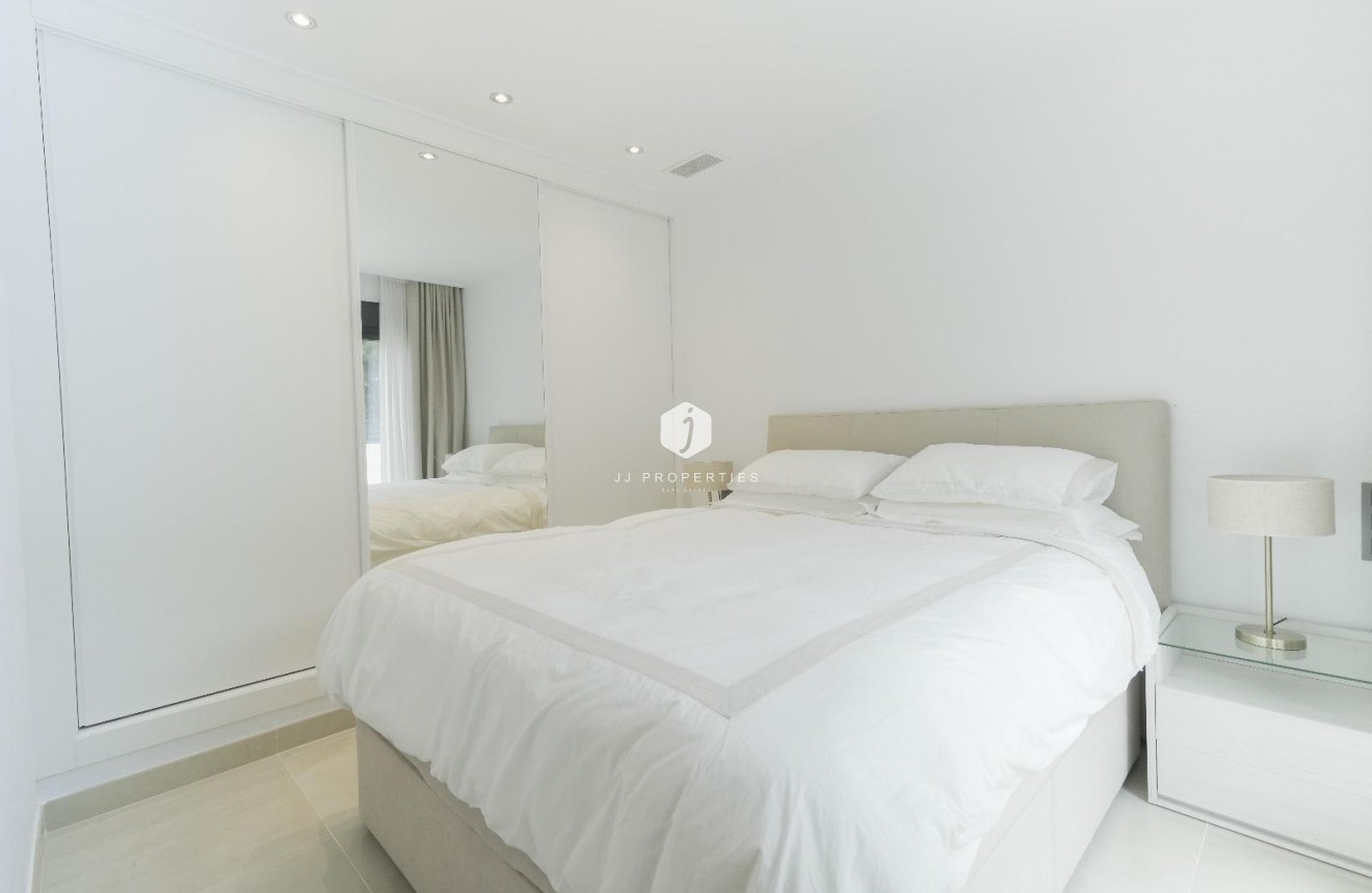 Z drugiej ręki - Villa -
Dolores