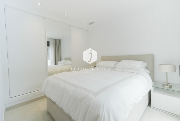 Z drugiej ręki - Villa -
Dolores